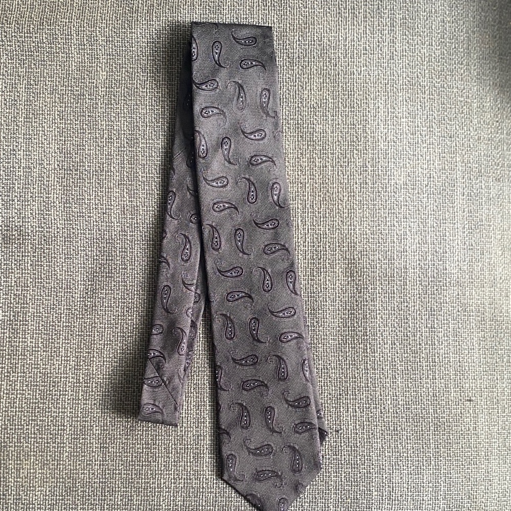 Elegant Gray Paisley Tie